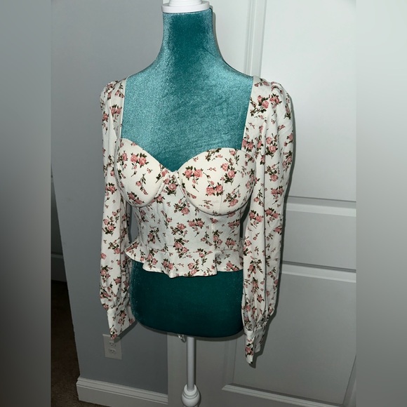 Floral long sleeve top 👚✨ - Picture 2 of 10